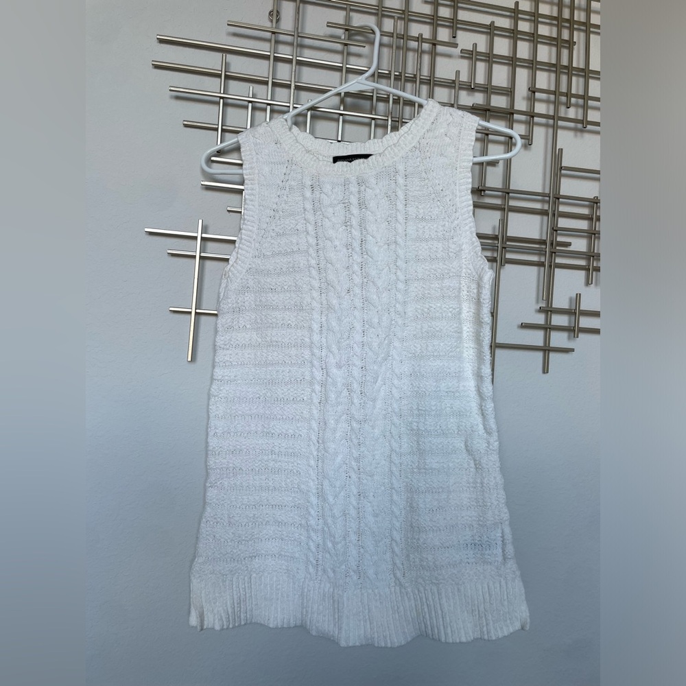 White sleeveless sweater shirt